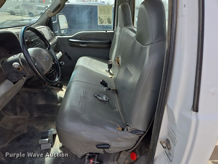 image for item ED2507 2006 Ford F550 Super Duty pickup truck cab and chassis