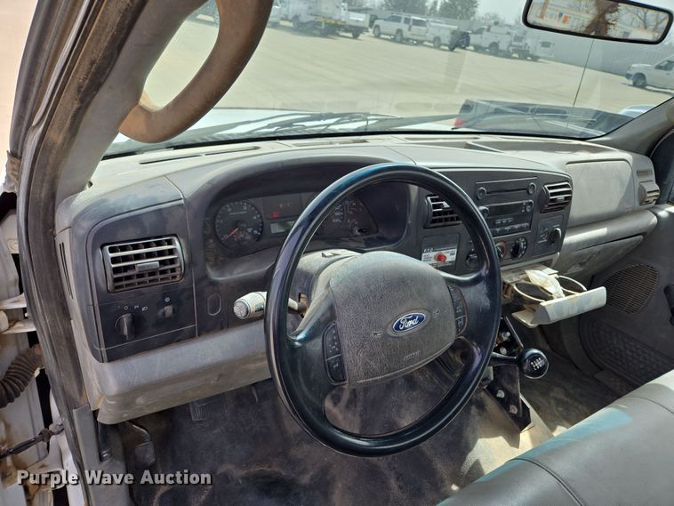 image for item ED2507 2006 Ford F550 Super Duty pickup truck cab and chassis