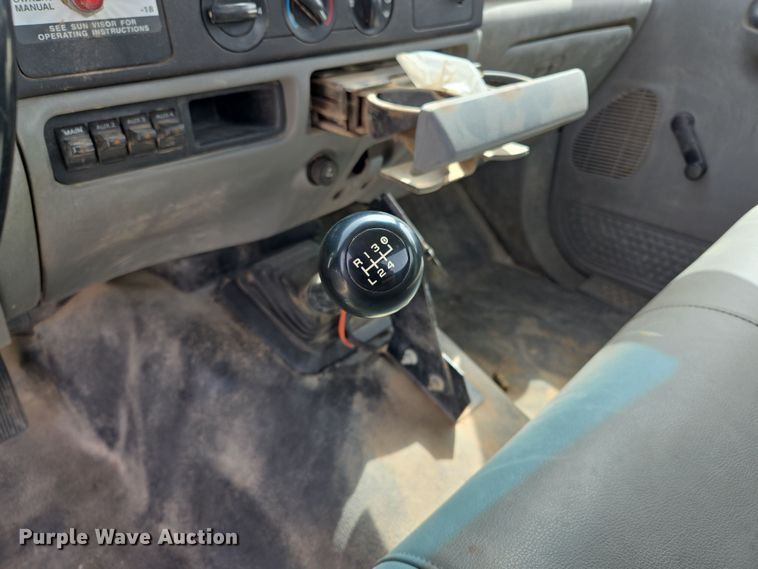 image for item ED2507 2006 Ford F550 Super Duty pickup truck cab and chassis