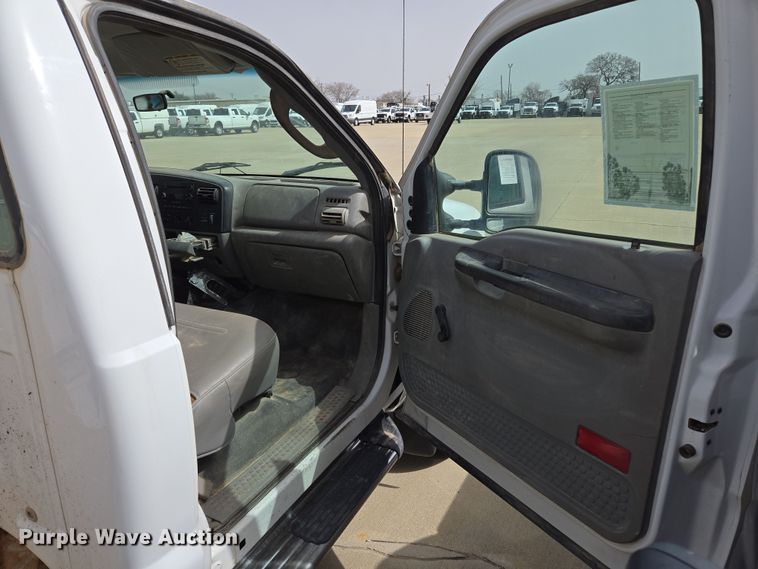 image for item ED2507 2006 Ford F550 Super Duty pickup truck cab and chassis