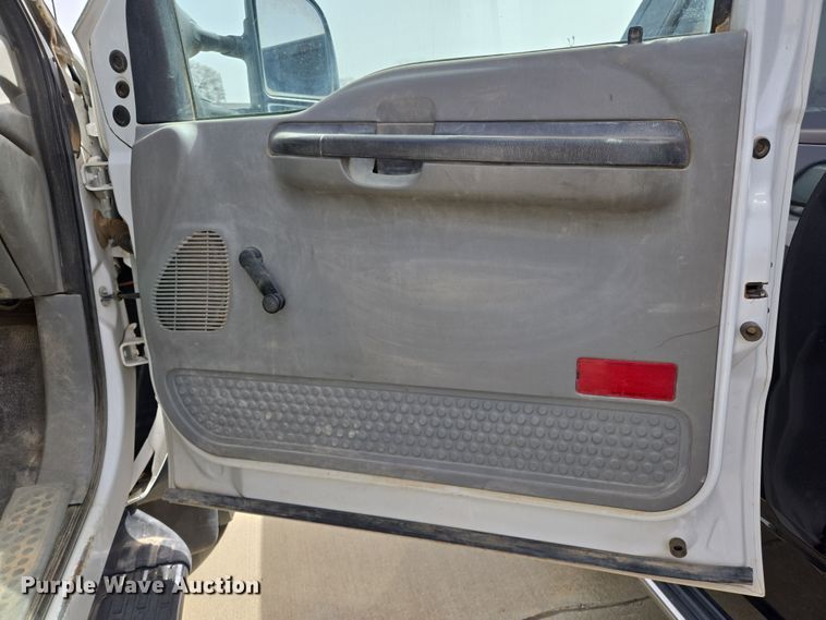image for item ED2507 2006 Ford F550 Super Duty pickup truck cab and chassis