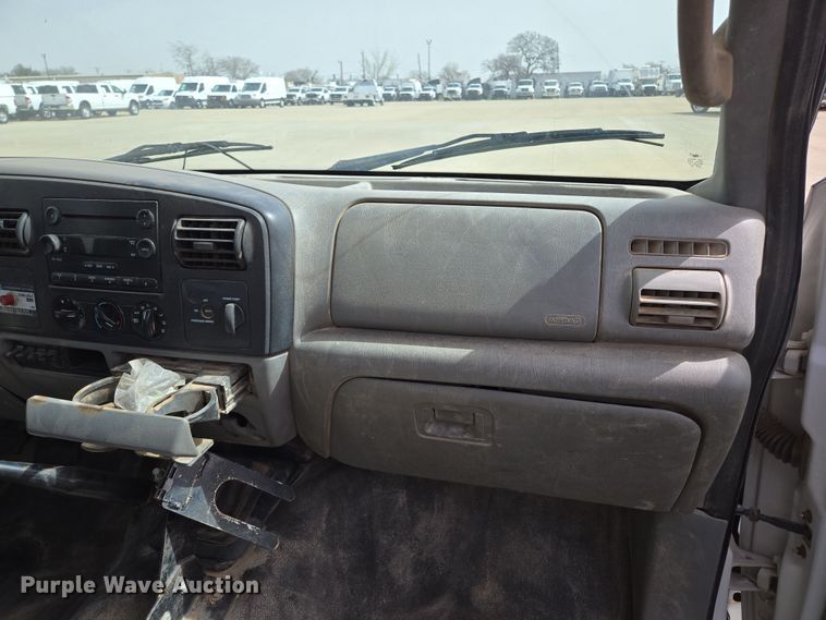 image for item ED2507 2006 Ford F550 Super Duty pickup truck cab and chassis