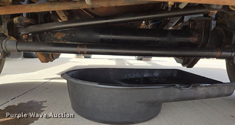 image for item ED2507 2006 Ford F550 Super Duty pickup truck cab and chassis