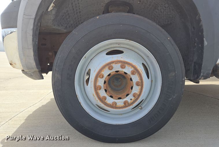 image for item ED2507 2006 Ford F550 Super Duty pickup truck cab and chassis