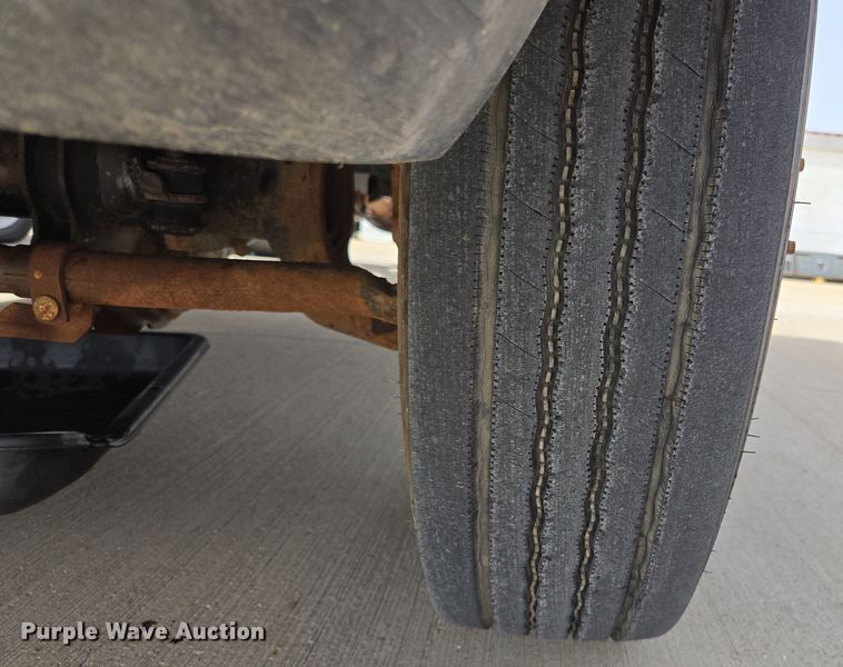 image for item ED2507 2006 Ford F550 Super Duty pickup truck cab and chassis