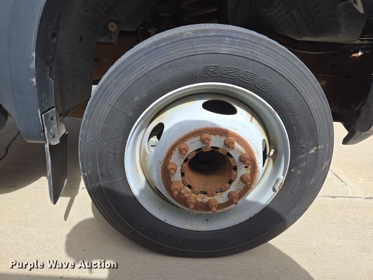 image for item ED2507 2006 Ford F550 Super Duty pickup truck cab and chassis