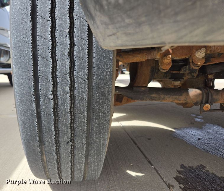 image for item ED2507 2006 Ford F550 Super Duty pickup truck cab and chassis