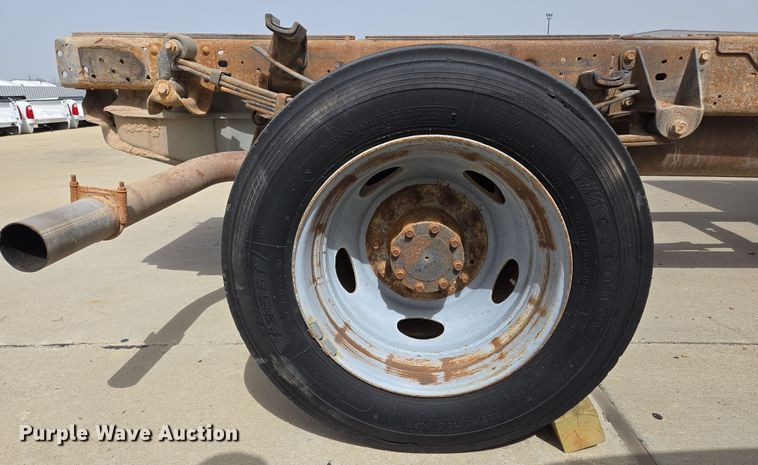 image for item ED2507 2006 Ford F550 Super Duty pickup truck cab and chassis