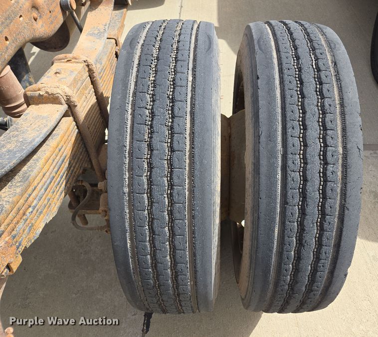 image for item ED2507 2006 Ford F550 Super Duty pickup truck cab and chassis