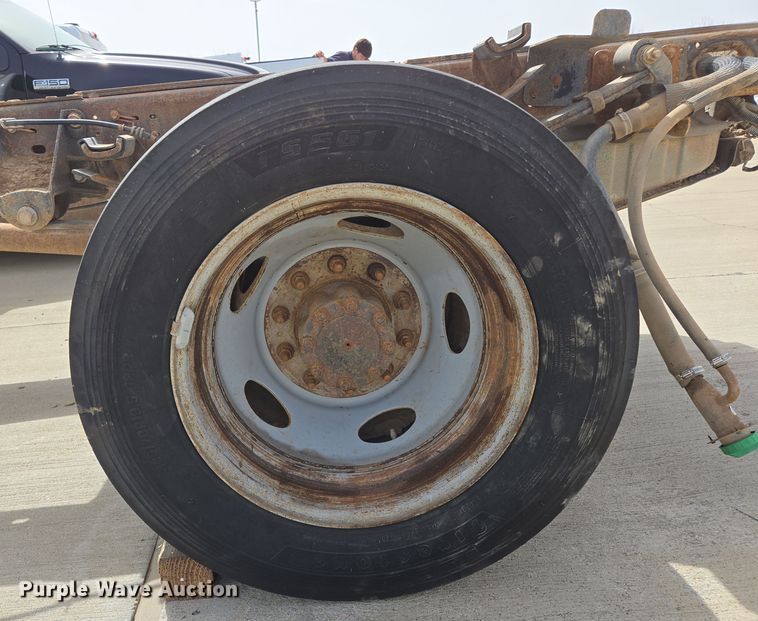 image for item ED2507 2006 Ford F550 Super Duty pickup truck cab and chassis