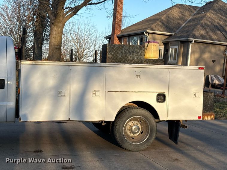 image for item ED4099 2004 Ford F450 Super Duty XL Crew Cab utility / service truck