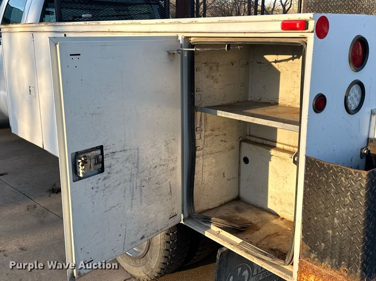 image for item ED4099 2004 Ford F450 Super Duty XL Crew Cab utility / service truck