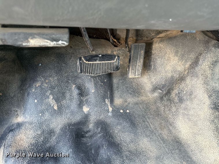 image for item ED4099 2004 Ford F450 Super Duty XL Crew Cab utility / service truck