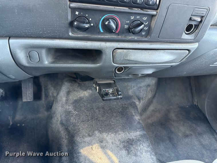 image for item ED4099 2004 Ford F450 Super Duty XL Crew Cab utility / service truck