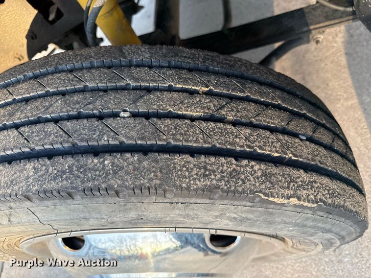 image for item ED4099 2004 Ford F450 Super Duty XL Crew Cab utility / service truck