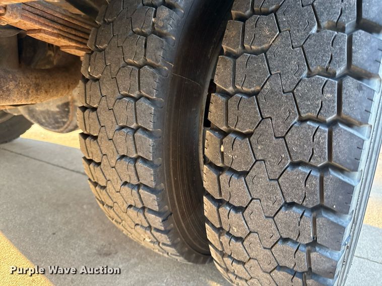 image for item ED4099 2004 Ford F450 Super Duty XL Crew Cab utility / service truck