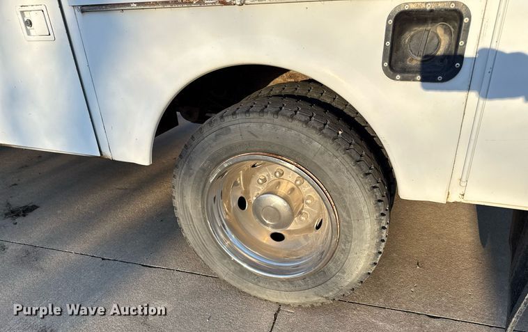 image for item ED4099 2004 Ford F450 Super Duty XL Crew Cab utility / service truck