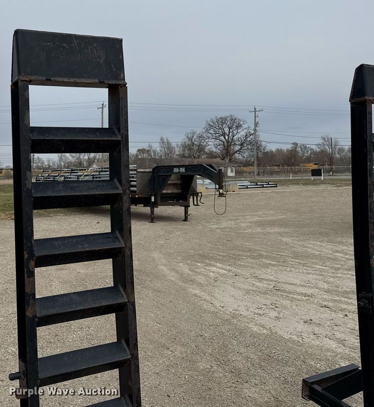 image for item ED4103 2004 Road Hog Uniloader equipment trailer