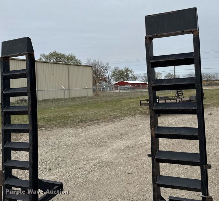 image for item ED4103 2004 Road Hog Uniloader equipment trailer