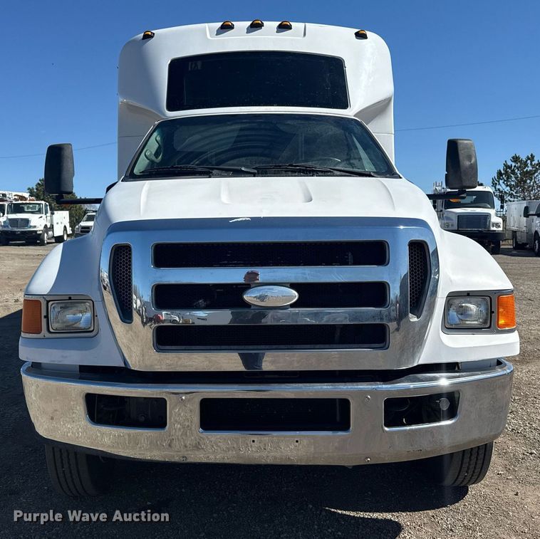 image for item EG2592 2008 Ford F650 Super Duty shuttle bus