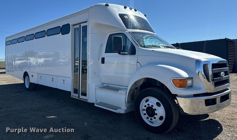 image for item EG2592 2008 Ford F650 Super Duty shuttle bus
