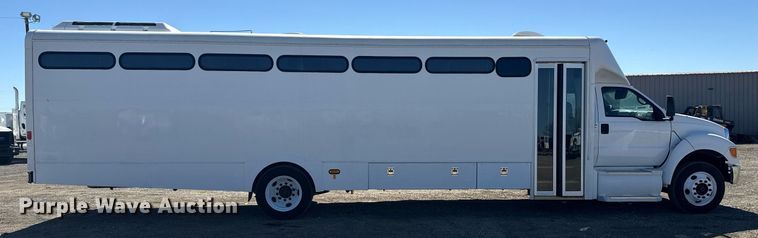 image for item EG2592 2008 Ford F650 Super Duty shuttle bus