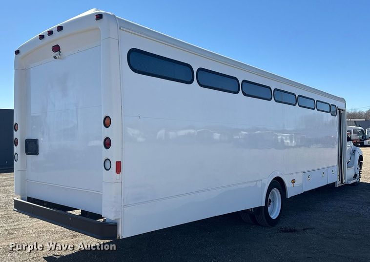 image for item EG2592 2008 Ford F650 Super Duty shuttle bus
