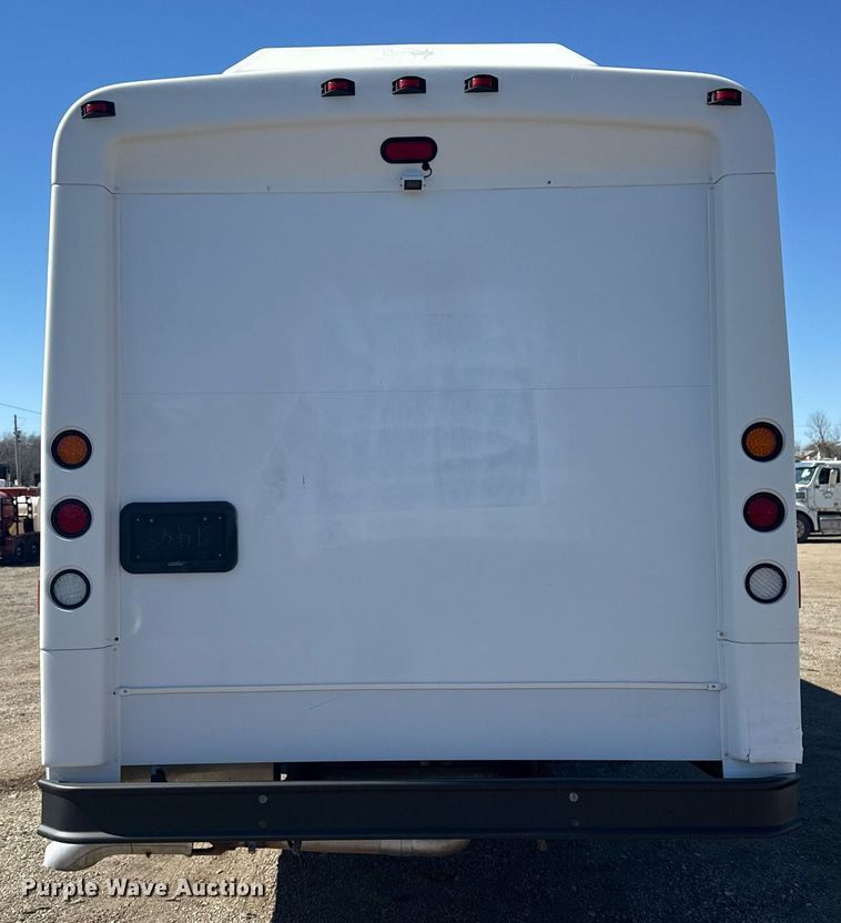 image for item EG2592 2008 Ford F650 Super Duty shuttle bus