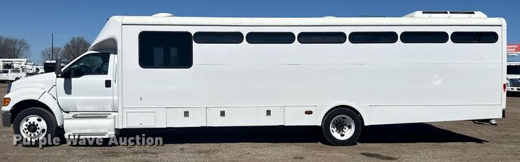 image for item EG2592 2008 Ford F650 Super Duty shuttle bus
