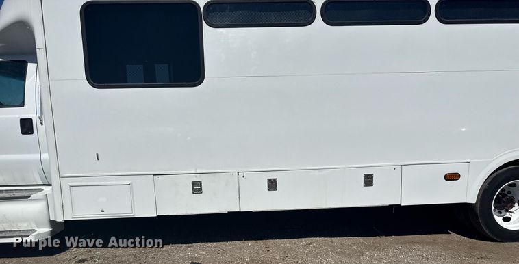 image for item EG2592 2008 Ford F650 Super Duty shuttle bus