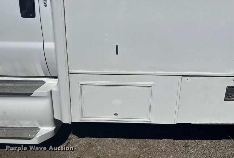 image for item EG2592 2008 Ford F650 Super Duty shuttle bus