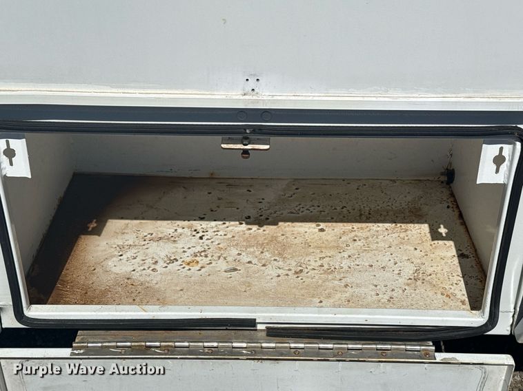 image for item EG2592 2008 Ford F650 Super Duty shuttle bus