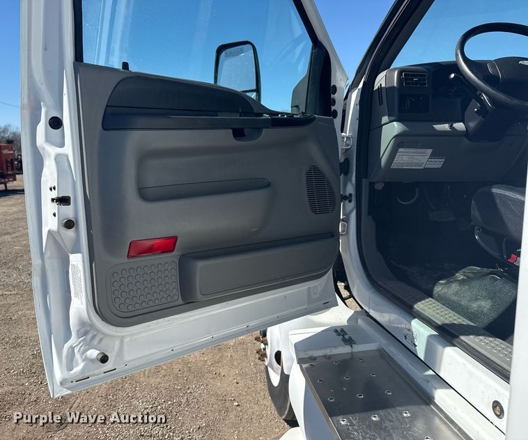 image for item EG2592 2008 Ford F650 Super Duty shuttle bus