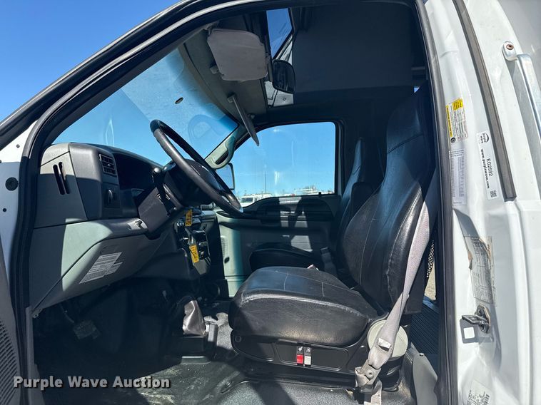 image for item EG2592 2008 Ford F650 Super Duty shuttle bus