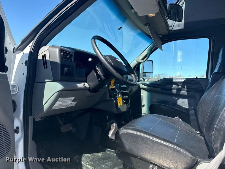 image for item EG2592 2008 Ford F650 Super Duty shuttle bus