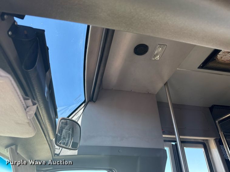 image for item EG2592 2008 Ford F650 Super Duty shuttle bus