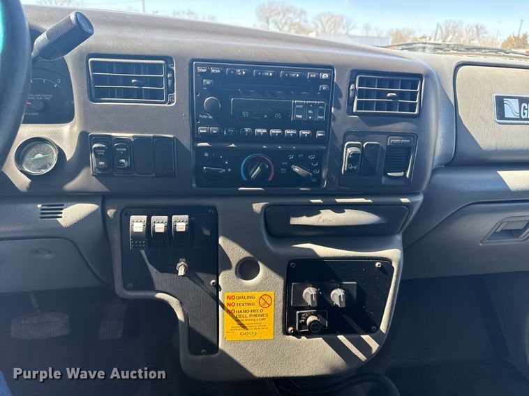 image for item EG2592 2008 Ford F650 Super Duty shuttle bus