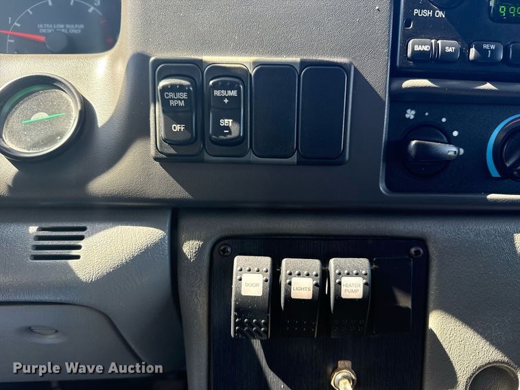 image for item EG2592 2008 Ford F650 Super Duty shuttle bus
