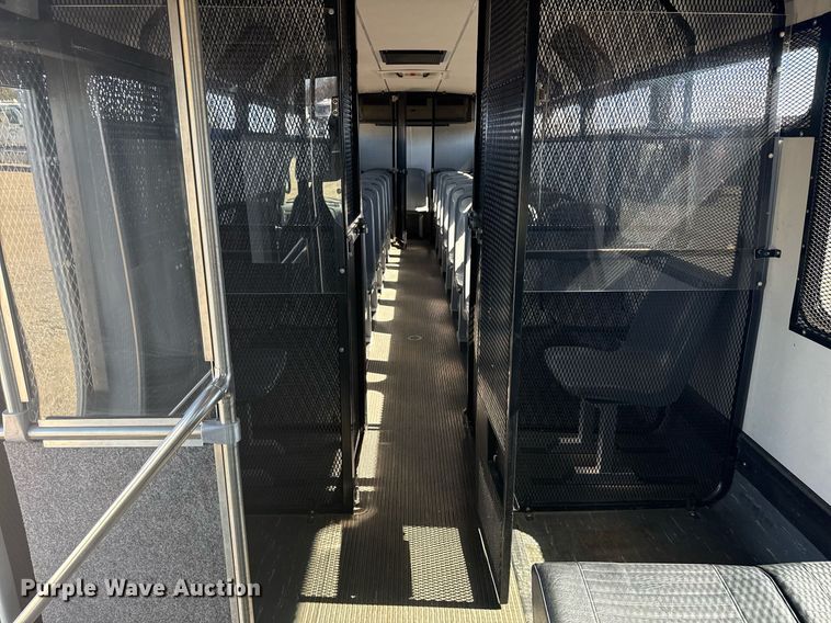 image for item EG2592 2008 Ford F650 Super Duty shuttle bus