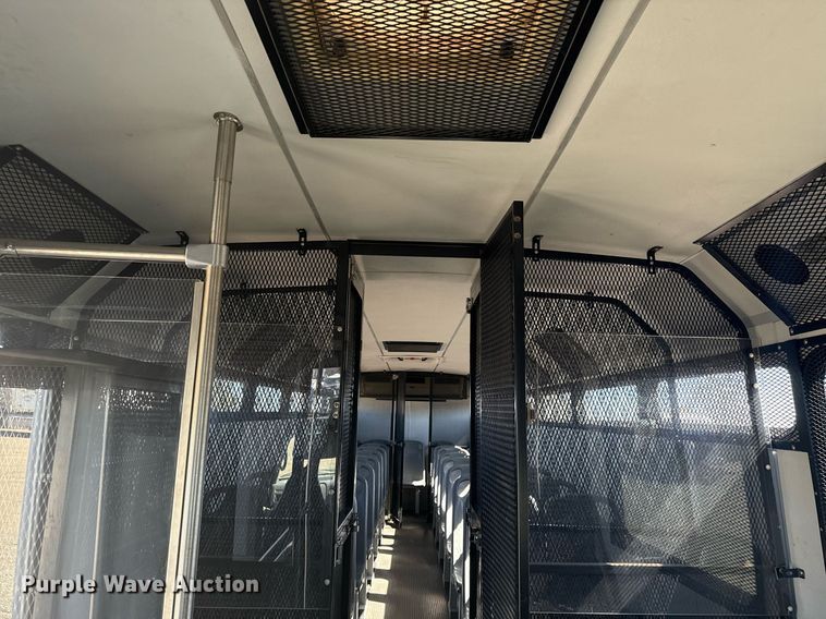 image for item EG2592 2008 Ford F650 Super Duty shuttle bus