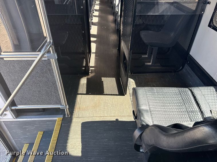 image for item EG2592 2008 Ford F650 Super Duty shuttle bus