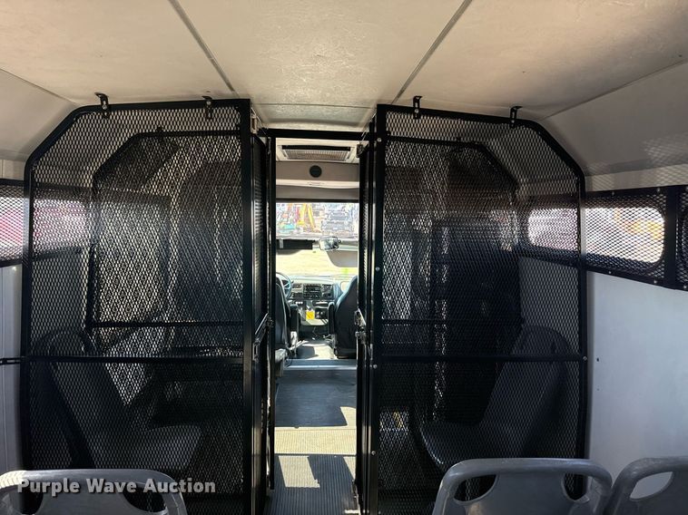 image for item EG2592 2008 Ford F650 Super Duty shuttle bus