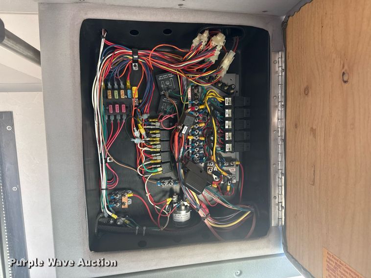 image for item EG2592 2008 Ford F650 Super Duty shuttle bus