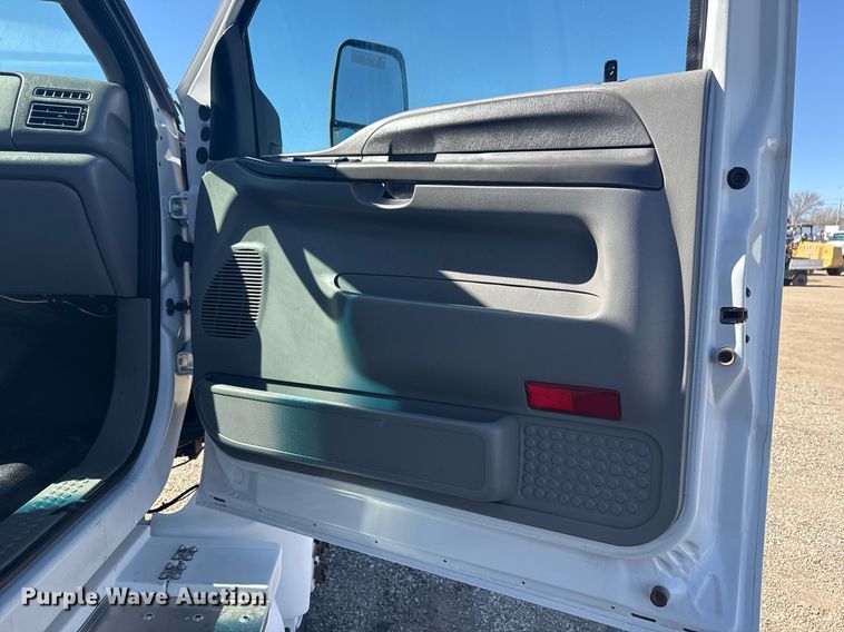 image for item EG2592 2008 Ford F650 Super Duty shuttle bus