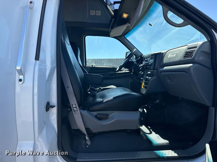 image for item EG2592 2008 Ford F650 Super Duty shuttle bus