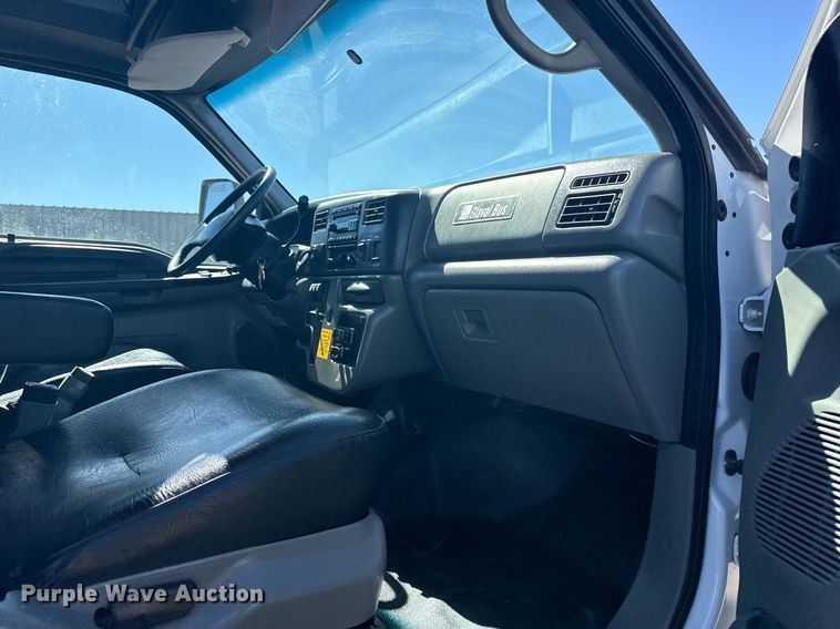 image for item EG2592 2008 Ford F650 Super Duty shuttle bus