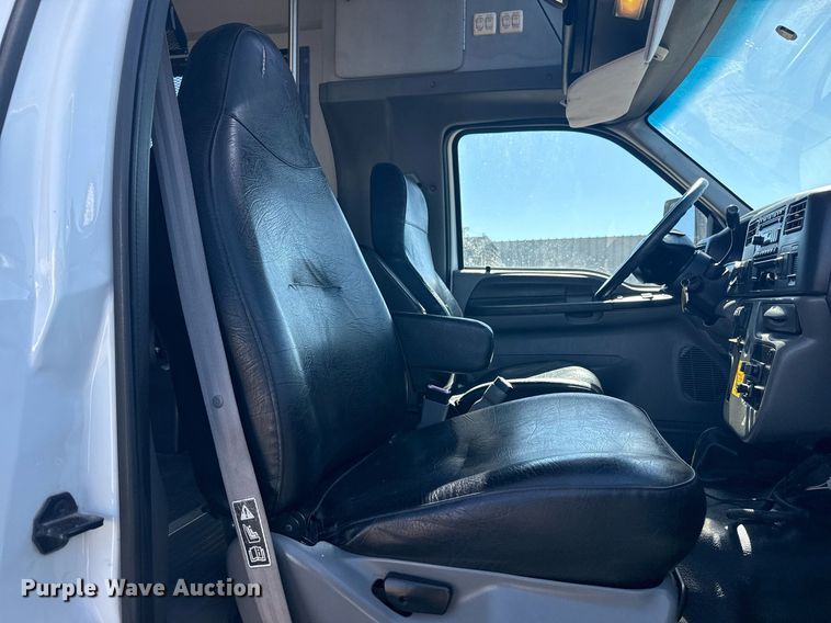 image for item EG2592 2008 Ford F650 Super Duty shuttle bus