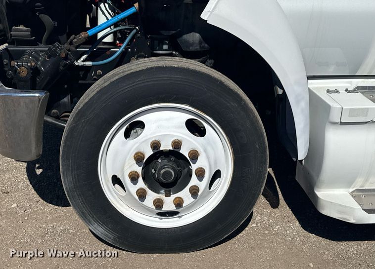 image for item EG2592 2008 Ford F650 Super Duty shuttle bus