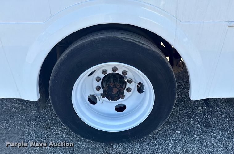 image for item EG2592 2008 Ford F650 Super Duty shuttle bus