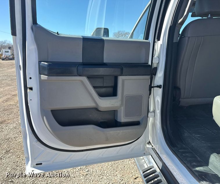 image for item EG2594 2019 Ford F550 Super Duty Crew Cab flatbed truck